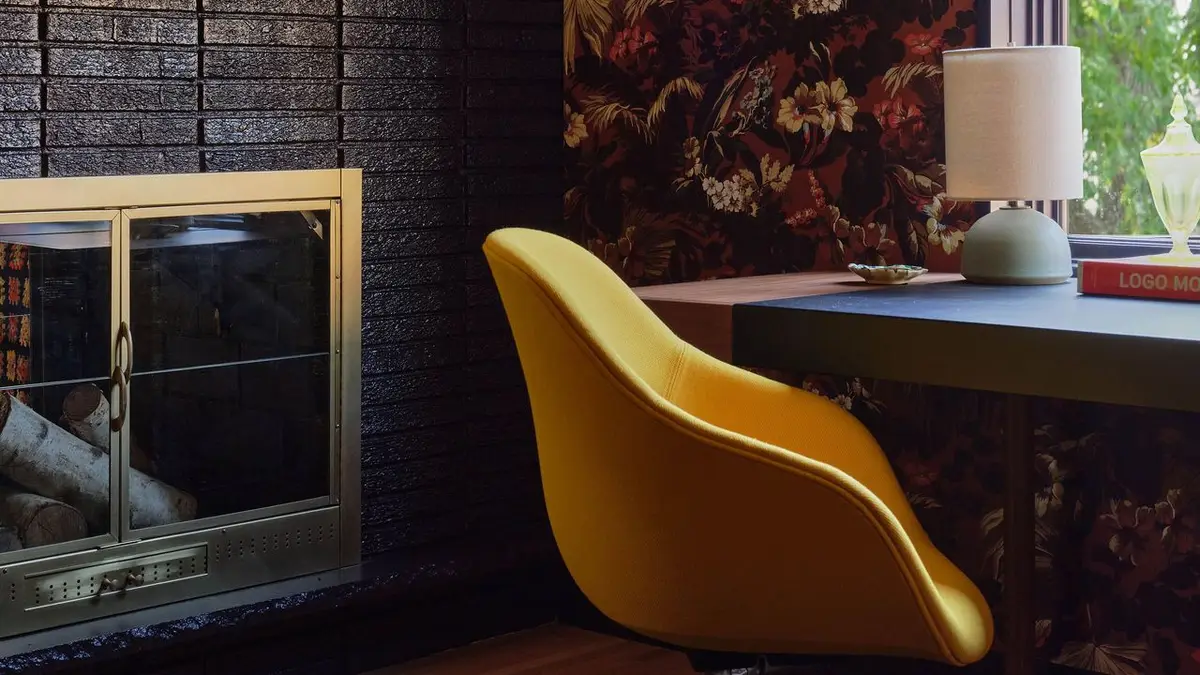 Mesa ajustável de altura com design minimalista em madeira clara