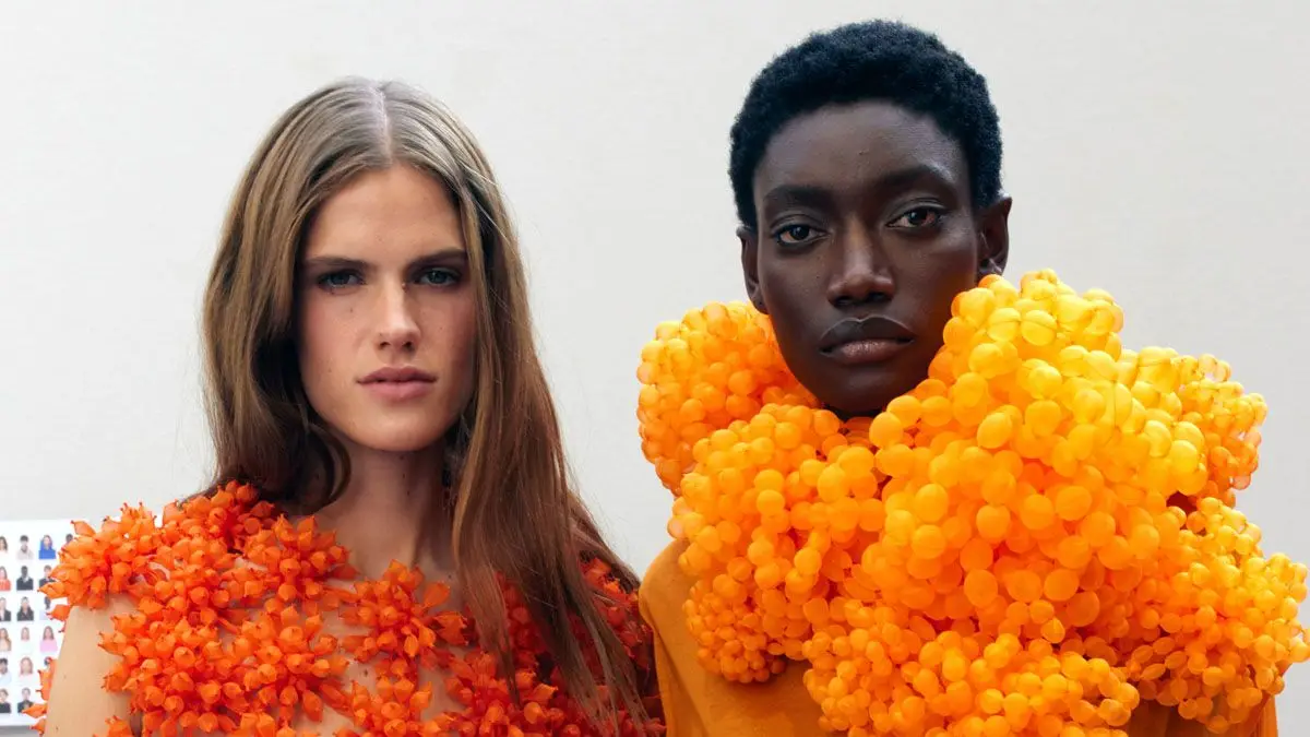 Modelo caminhando em desfile de moda com foco em segurança e ética