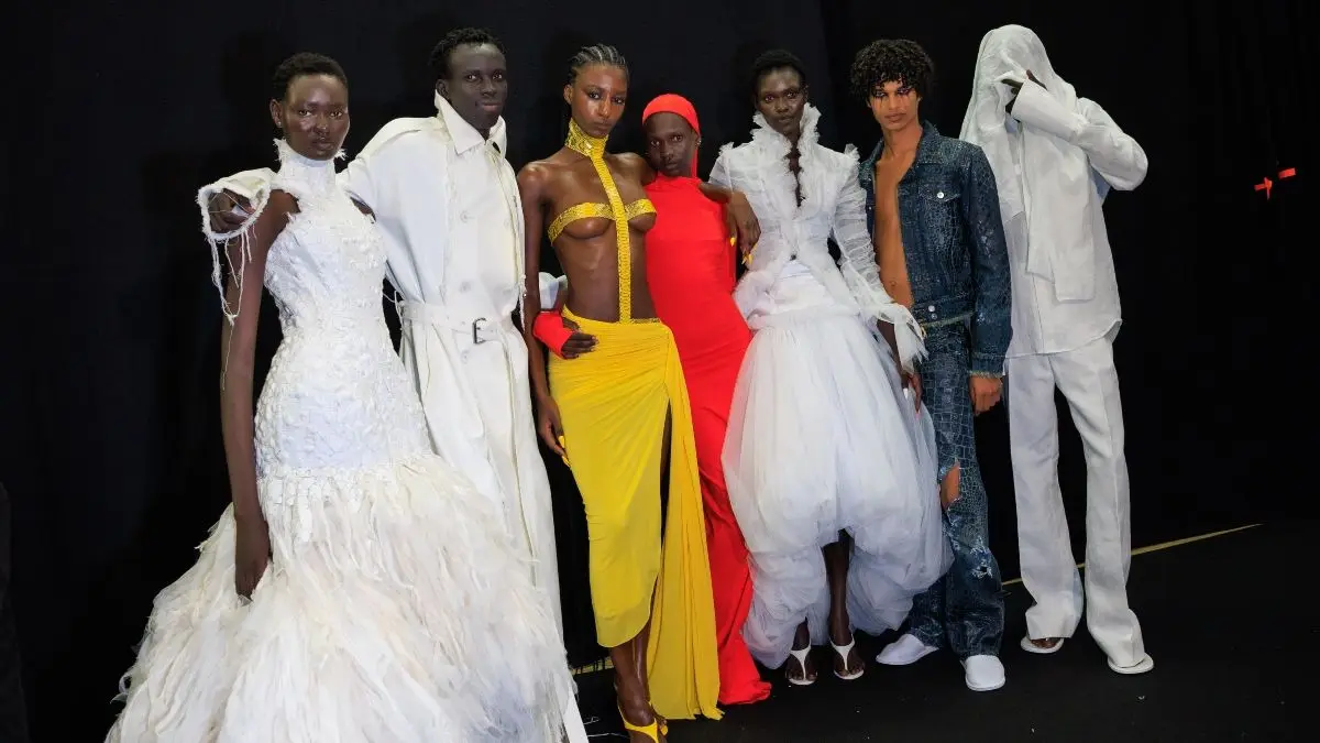 Desfile de Matières Fécales com modelos diversos na passarela