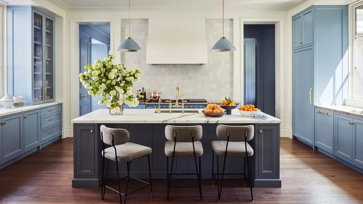 Ambiente interno elegante com decoração moderna e iluminação suave