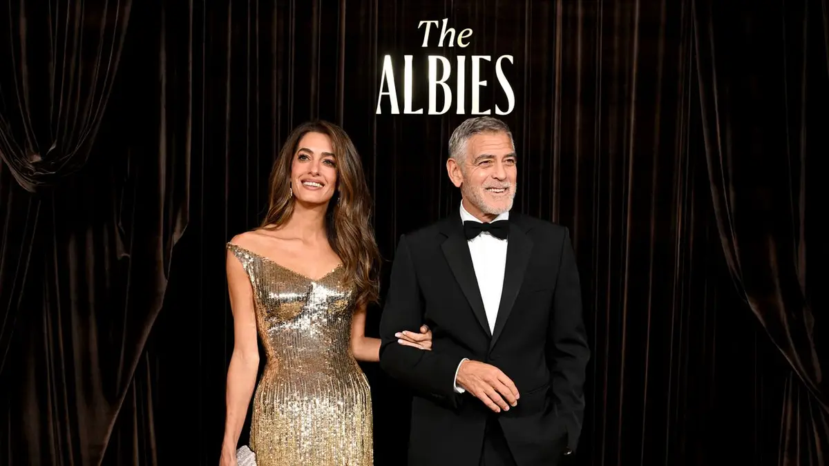 Amal e George Clooney na mesa principal dos Albies 2026