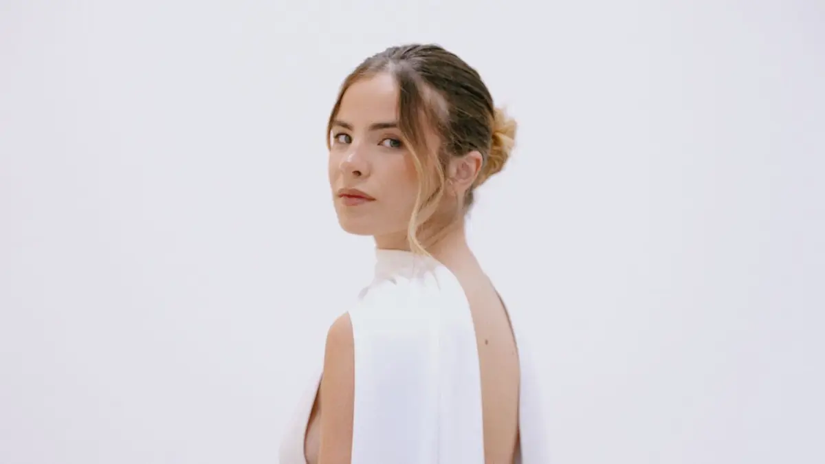 Giulia Be posando com seu vestido de casamento Calvin Klein e Harris Reed