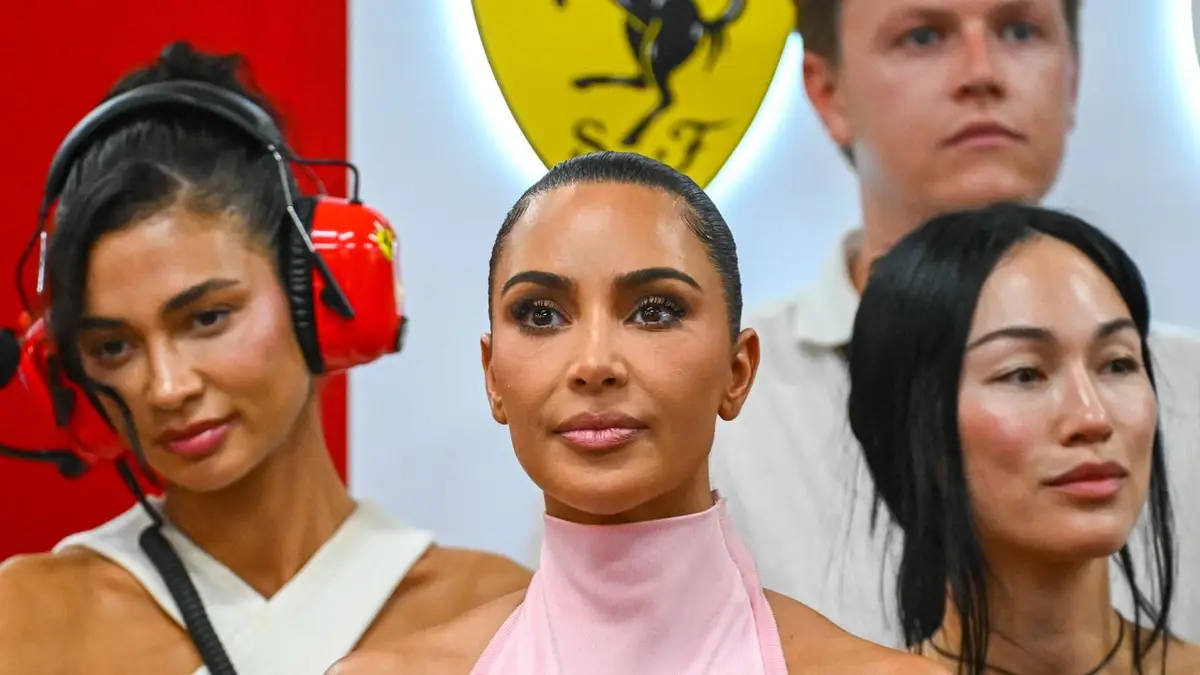 Kim Kardashian usando vestido rosa pastel no GP de Singapura