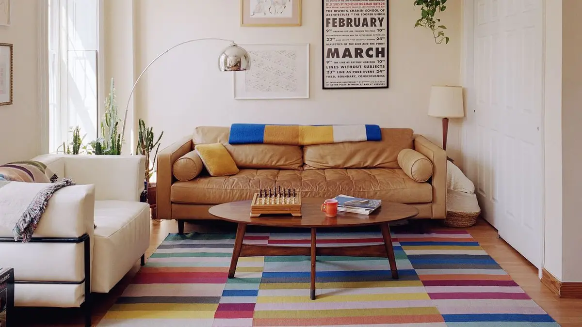 Sofá cinza estilo mid-century modern em sala decorada