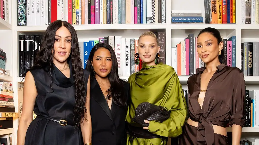 Emma Grede hosteando jantar estratégico em Bel Air