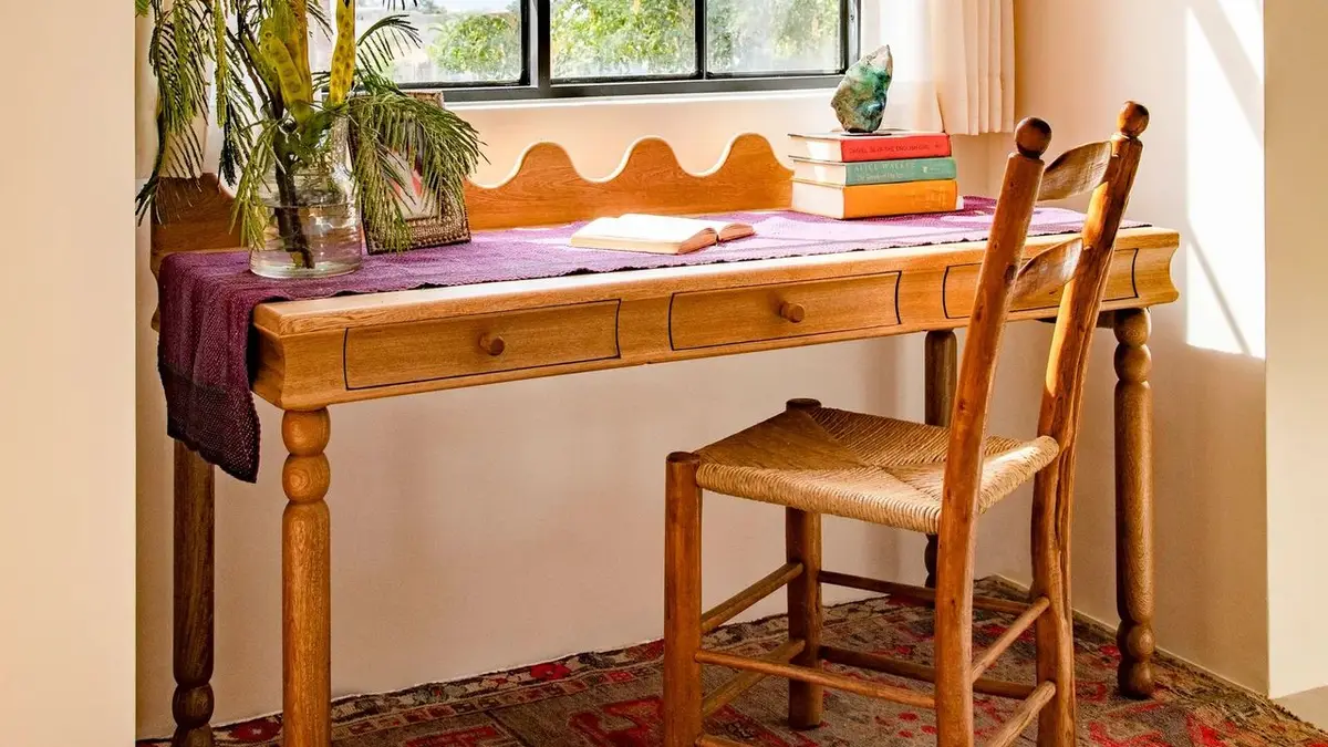 Mesa de escritório moderna com design orgânico em ambiente residencial iluminado