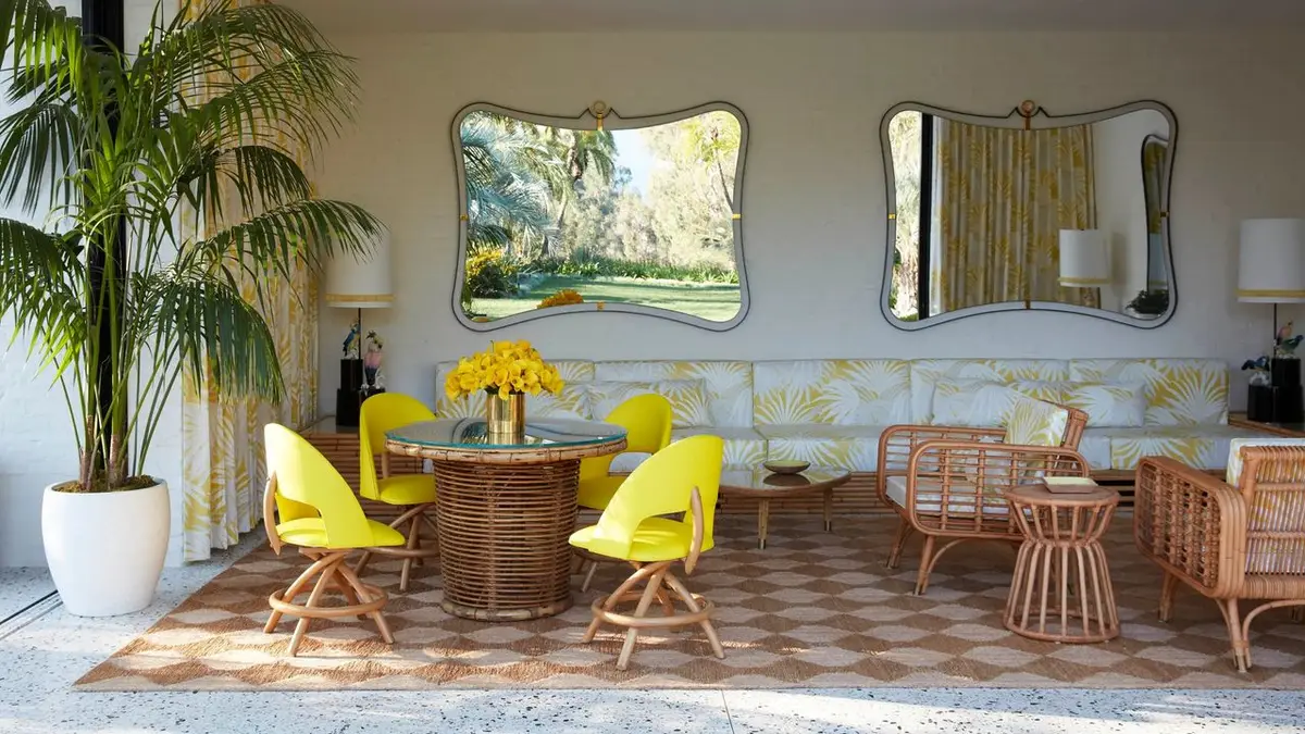 Sala de estar moderna com sofá cinza e luminária de design