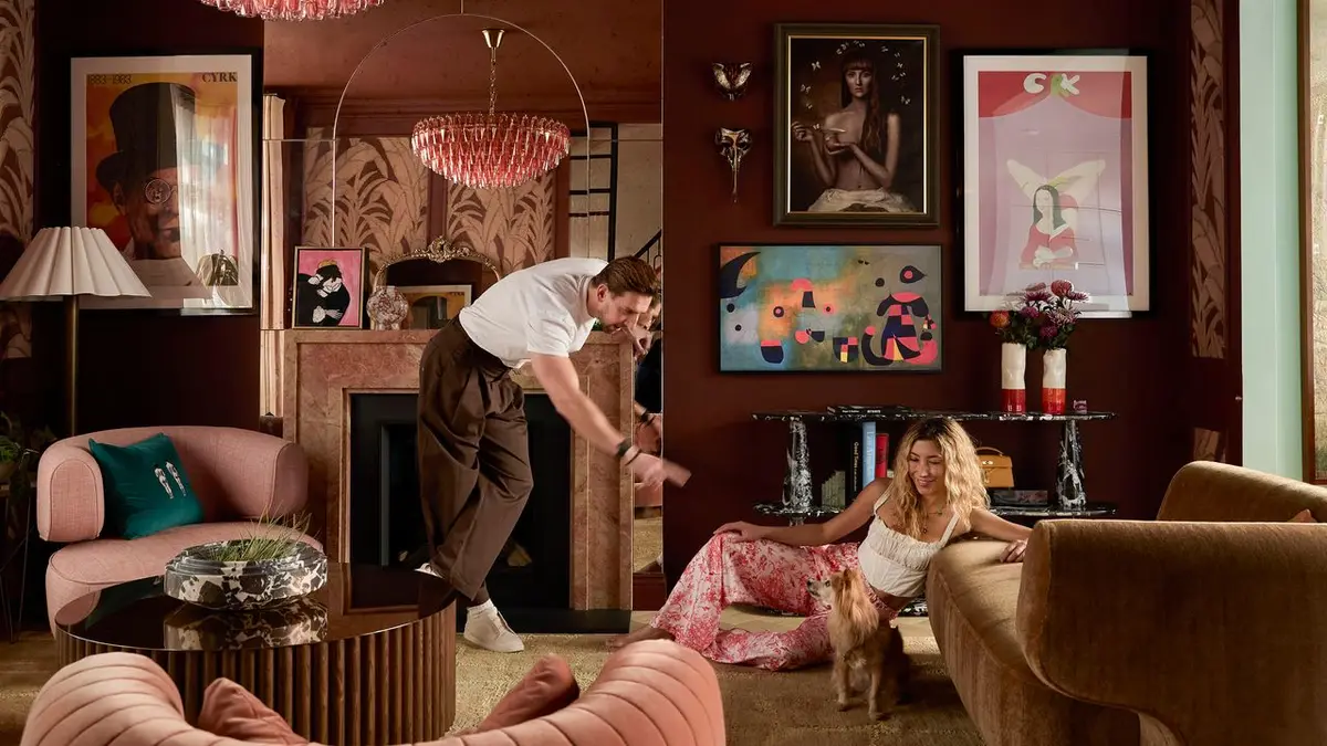 Sala de estar decorada com sofás curvos e espelhos na casa de Dichen Lachman e Maximilian Osinski