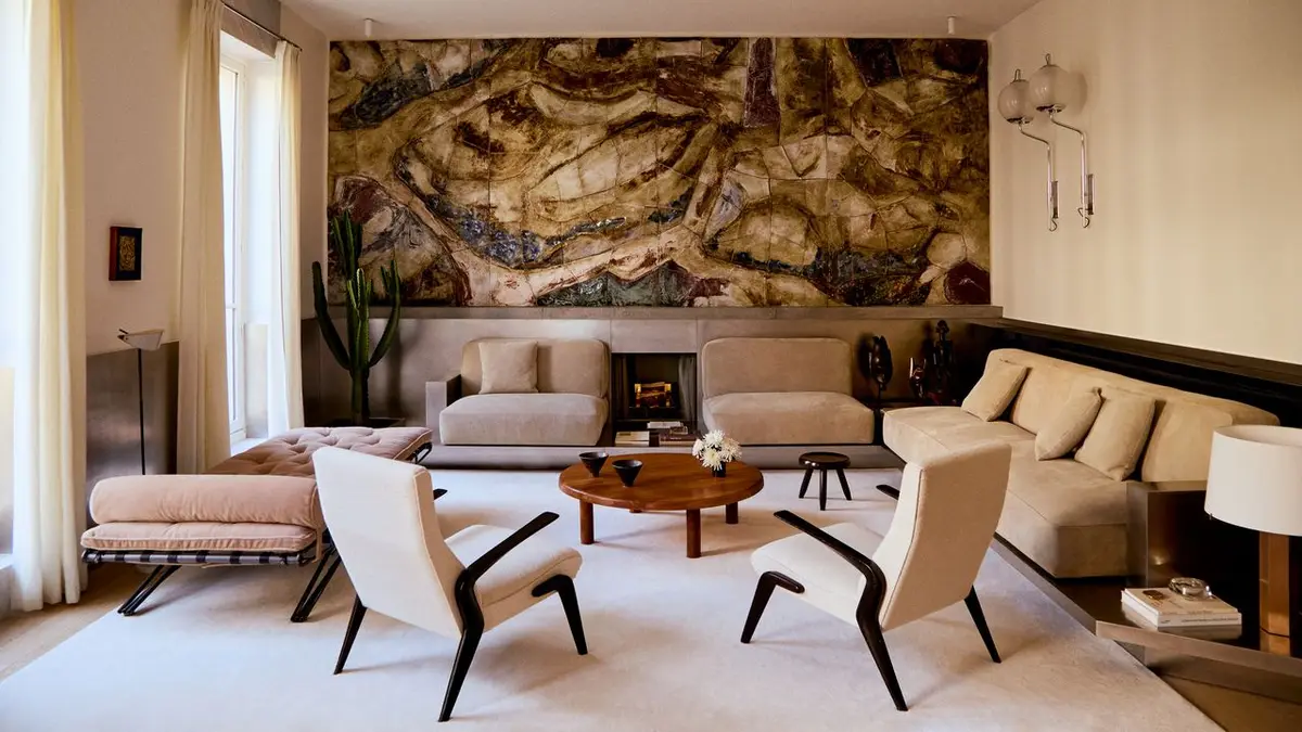 Interior moderno com sofá de aço e suede em apartamento parisiense
