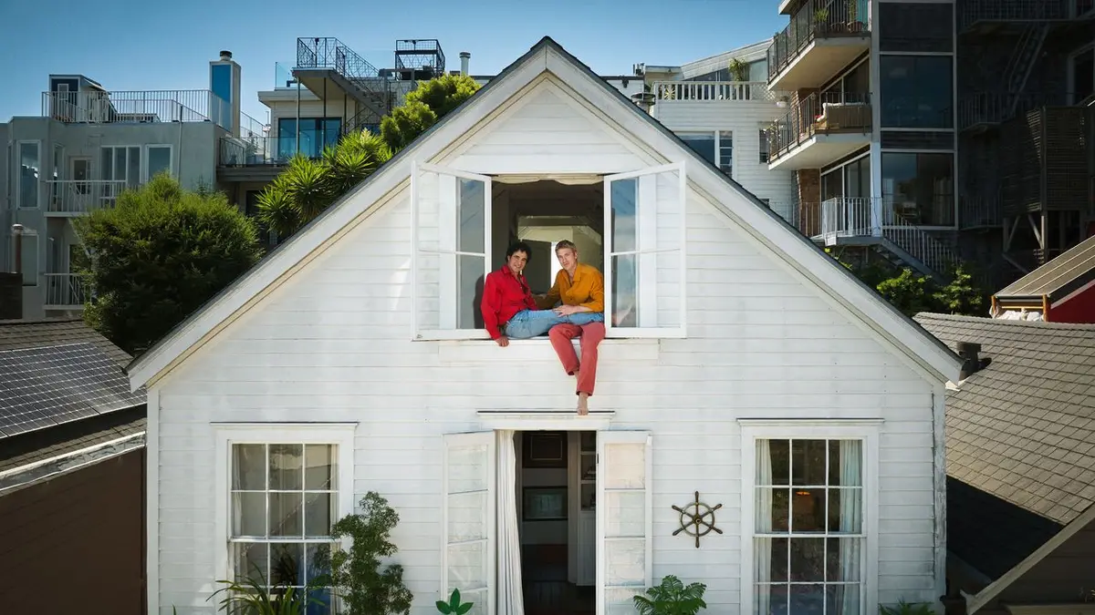 Sala de estar da casa de Zac Posen em San Francisco com sofás veludos e decoração vintage