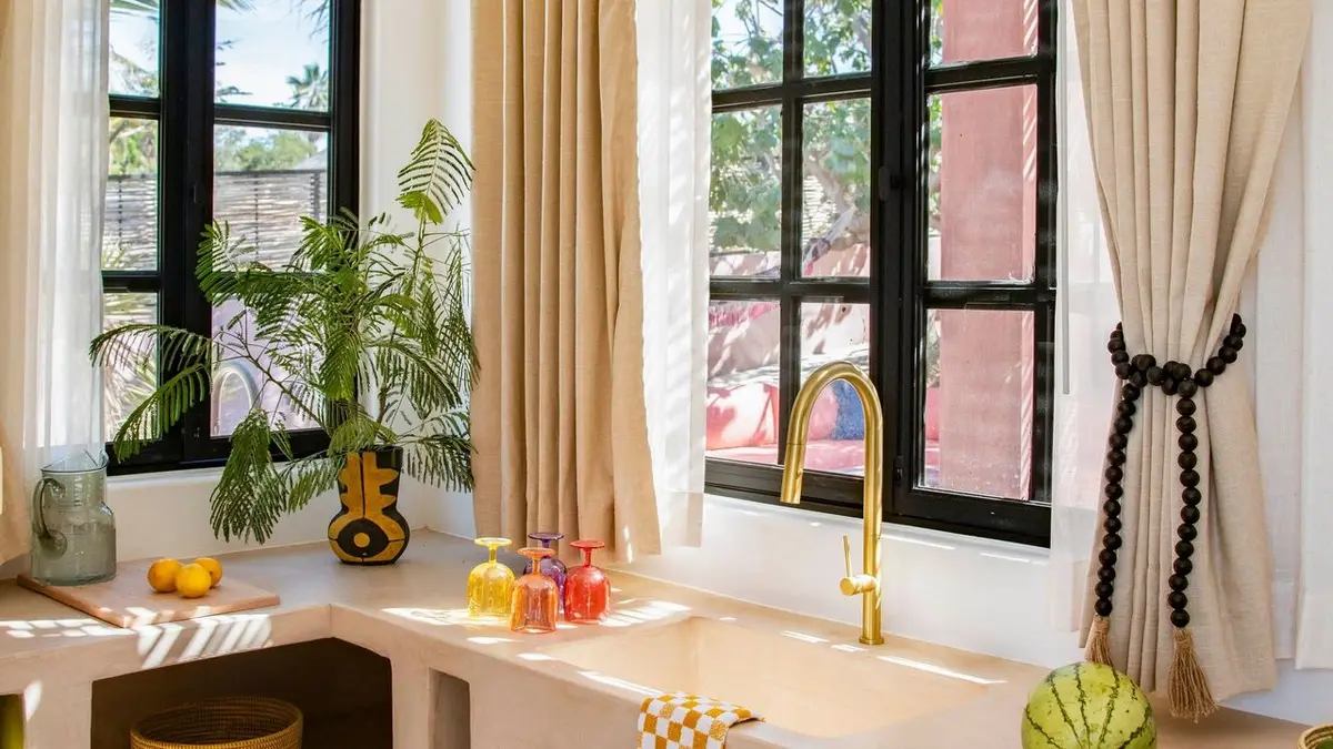 Sala de estar decorada com cortinas elegantes e iluminação natural suave